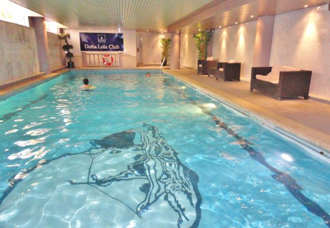 Piscina, Spa y gimnasio. Doña Lola. Calahonda Piscina cubierta, Spa y gimnasio. Doña Lola