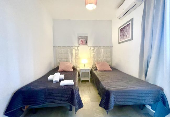 Dormitorio con 2 camas individuales. Doña Lola Dormitorio con 2 camas individuales. Doña Lola. Calahonda