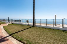 Casa en Mijas Costa - Preciosa Casa Frente al Mar con Acceso a Jardín en Doña Lola – Calahonda, Mijas Costa CS100