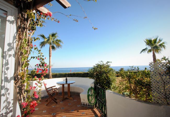 Patio. Vistas al mar. Primera linea de playa. La Cala de Mijas. Calahonda. Costa del Sol