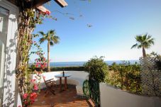 Patio. Vistas al mar. Primera linea de playa. La Cala de Mijas. Calahonda. Costa del Sol