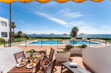 Apartamento en Mijas Costa - Encantadora propiedad frente a la playa de 2 dormitorios y 2 baños en Urb. Rocas del Mar, Riviera del Sol, entre Fuengirola y Marbella CS200