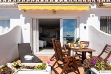 Apartamento en Mijas Costa - Encantadora propiedad frente a la playa de 2 dormitorios y 2 baños en Urb. Rocas del Mar, Riviera del Sol, entre Fuengirola y Marbella CS200