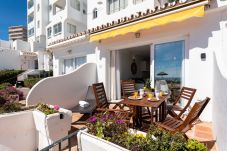 Apartamento en Mijas Costa - Encantadora propiedad frente a la playa de 2 dormitorios y 2 baños en Urb. Rocas del Mar, Riviera del Sol, entre Fuengirola y Marbella CS200