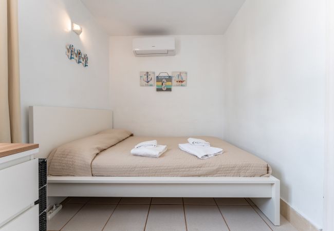 Apartamento en Mijas Costa - Dúplex en primera línea de playa - Vistas a la playa - 2 dormitorios - Dona Lola BEACH Resort - entre Marbella y La Cala de Mijas - Micaela - CS199 Apartamento en Mijas Costa - Dúplex en primera línea de playa - Vistas a la playa - 2 dormitorios - Dona Lola BEACH Resort - entre Marbella y La Cala de Mijas - Micaela - CS199