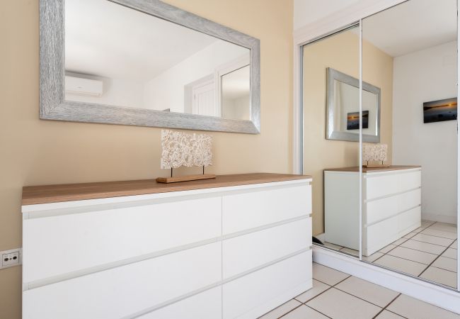 Apartamento en Mijas Costa - Dúplex en primera línea de playa - Vistas a la playa - 2 dormitorios - Dona Lola BEACH Resort - entre Marbella y La Cala de Mijas - Micaela - CS199 Apartamento en Mijas Costa - Dúplex en primera línea de playa - Vistas a la playa - 2 dormitorios - Dona Lola BEACH Resort - entre Marbella y La Cala de Mijas - Micaela - CS199