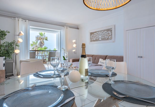 Apartamento en Mijas Costa - Dúplex en primera línea de playa - Vistas a la playa - 2 dormitorios - Dona Lola BEACH Resort - entre Marbella y La Cala de Mijas - Micaela - CS199 Apartamento en Mijas Costa - Dúplex en primera línea de playa - Vistas a la playa - 2 dormitorios - Dona Lola BEACH Resort - entre Marbella y La Cala de Mijas - Micaela - CS199