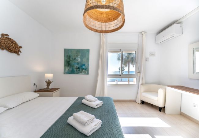 Dormitorio principal. Baño en-suite. Doña Lola. Calahonda Dormitorio principal. Baño en-suite. Doña Lola. Calahonda. La Cala de Mijas. Costa del Sol