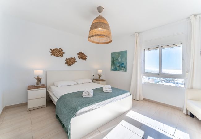 Dormitorio principal. Cama doble. Vistas al mar. Doña Lola. Calahonda Dormitorio principal. Cama doble. Vistas al mar. Bonita decoracion. Doña Lola. Calahonda. Costa del Sol
