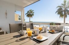 Terraza. Vistas al mar. Primera linea de playa. Acogedor. Doña Lola. Calahonda. Marbella. Costa del Sol