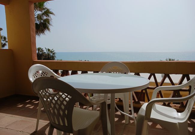 Terraza. Vistas al mar. Primera linea de playa. Doña Lola. Calahonda. La Cala de Mijas. Costa del Sol