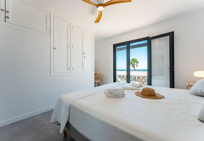 Apartamento en Mijas Costa - CS261 Doña Lola Renata - Impresionante apartamento de 2 dormitorios en primera línea de playa, Calahonda, Mijas Costa Apartamento en Mijas Costa - CS261 Doña Lola Renata - Impresionante apartamento de 2 dormitorios en primera línea de playa, Calahonda, Mijas Costa
