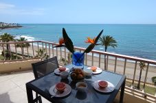Apartamento en Mijas Costa - Encantador Refugio Frente al Mar en la Costa del Sol cs258