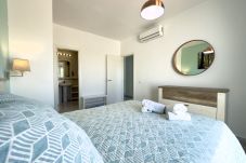 Casa adosada en Marbella - Chalet pareado con piscina privada en Marbella – Artola Alta (Cabopino)