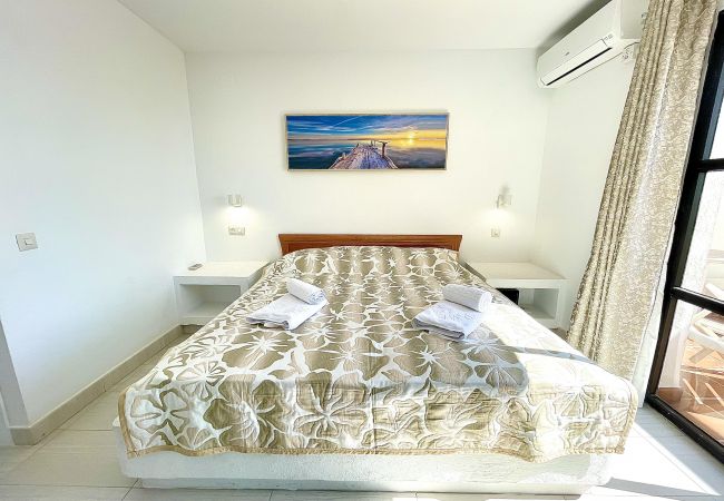 Chambre. Terrasse. Vue mer. Doña Lola Chambre. Terrasse. Vue mer. Doña Lola. Mijas Costa. Costa del Sol