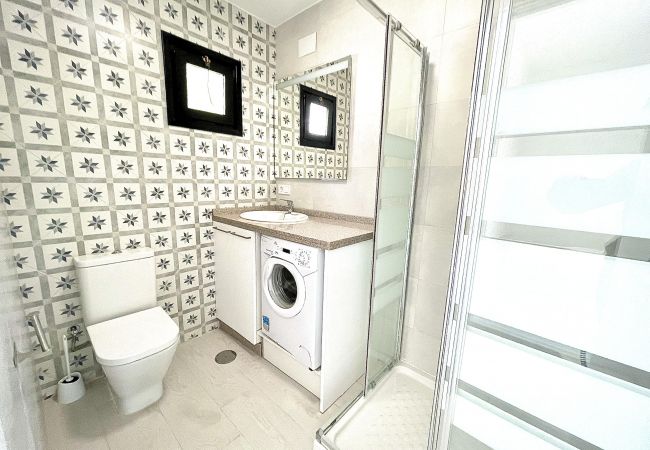 Appartement à Mijas Costa - CS166 Duplex d'une chambre en bord de mer, à quelques pas de la plage de Calahonda, entre Fuengirola et Marbella, dans l'urbanisation de Dona Lola  Salle de bain avec douche. Doña Lola. La Cala de Mijas. Calahonda. Mijas Costa