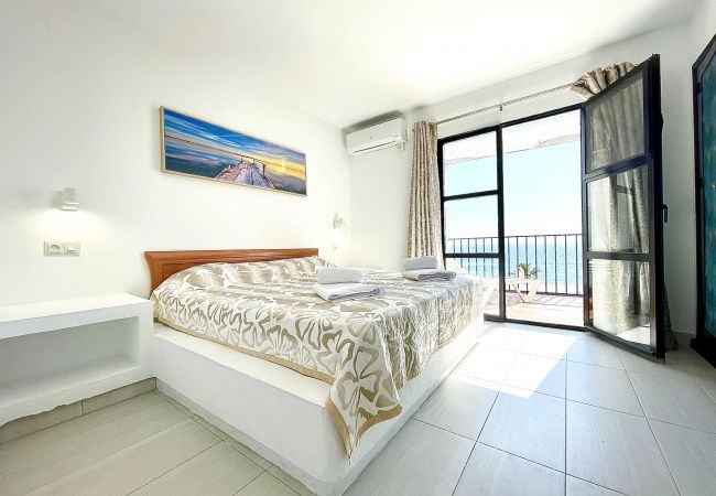 Chambre. Lit double. Terrasse. Vue mer. Doña Lola Chambre. Lit double. Terrasse. Vue mer. Doña Lola. La Cala de Mijas. Calahonda. Costa del Sol