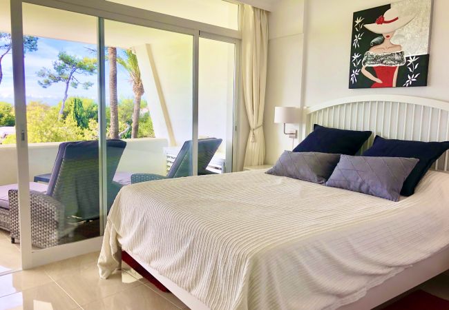 Chambre. Lit double. Terrasse. Riviera del Sol Chambre. Lit double. Terrasse. La Cala de Mijas. Riviera del Sol. Costa del Sol