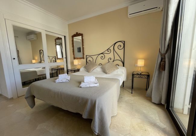 Chambre. Lit double. Terrasse. Riviera del Sol Chambre. Lit double. Terrasse. Riviera del Sol. Mijas Costa. Costa del Sol