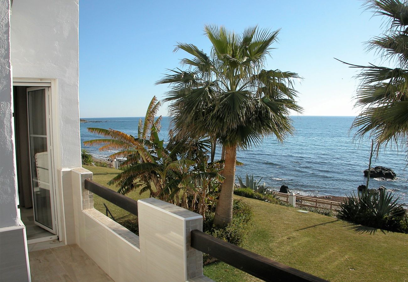 Terrasse. Vue. Calahonda Terrasse. Vue. Première ligne de plage. La Cala de Mijas. Calahonda. Mijas Costa