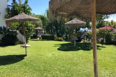 Piscine. Parasols. Jardin. Riviera del Sol. Costa del Sol