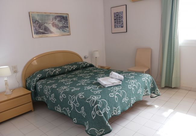 Chambre. Lit double. Salle de bain en-suite. Doña Lola. Calahonda Chambre. Lit double. Salle de bain en-suite. Doña Lola. Calahonda. La Cala de Mijas. Costa del Sol