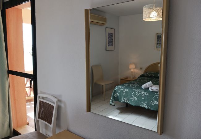 Chambre. Terrasse. Vue mer. Doña Lola. Calahonda Chambre. Terrasse. Vue mer. Doña Lola. Calahonda. La Cala de Mijas. Costa del Sol