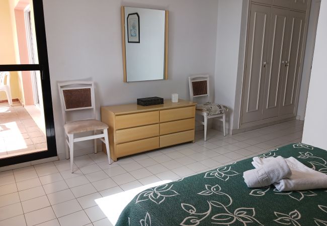 Chambre. Terrasse. Salle de bain en-suite. Doña Lola. Calahonda Chambre. Terrasse. Salle de bain en-suite. Doña Lola. Calahonda. La Cala de Mijas. Malaga. Costa del Sol