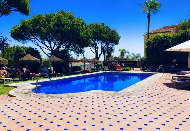 Piscine pour adultes climatisée. Doña Lola. Calahonda Piscine pour adultes climatisée. Doña Lola. Calahonda. La Cala de Mijas. Marbella. Malaga. Costa del Sol
