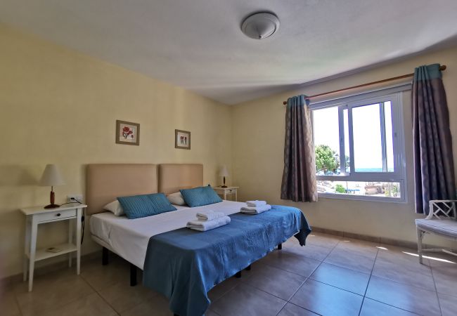 Apartment in Mijas Costa - CS214 Spacious 3-bed, 2-bath apartment in Doña Lola, Calahonda, between Fuengirola and Marbella Apartment in Mijas Costa - CS214 Spacious 3-bed, 2-bath apartment in Doña Lola, Calahonda, between Fuengirola and Marbella